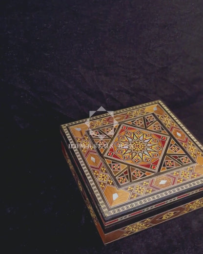 صندوق موزاييك دمشقي فاخر مطعّم بالصدف ومبطن بالمخمل