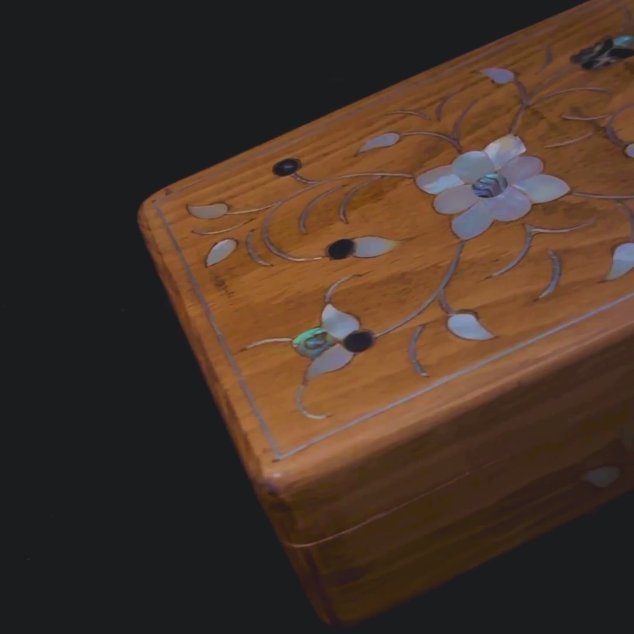 Prestige Mashghal Box video: the closed box, a close-up of the inlay and the open box