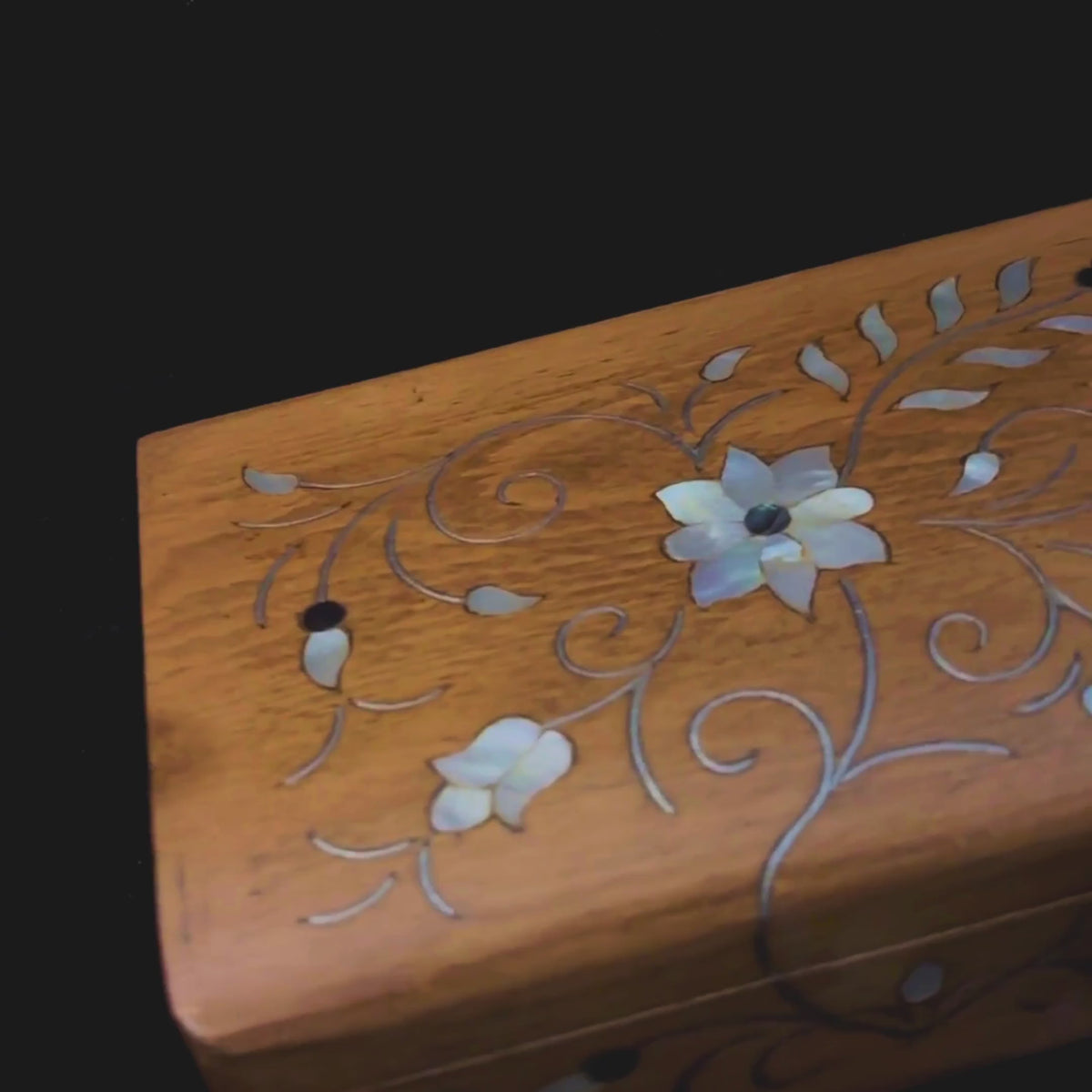 Arabesque Mashghal Box video: the closed box, a close-up of the inlay and the open box