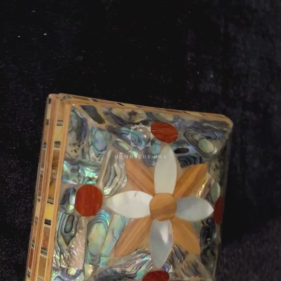 Treasure Mu'ashak box, close-ups of the lid and the brocade interior