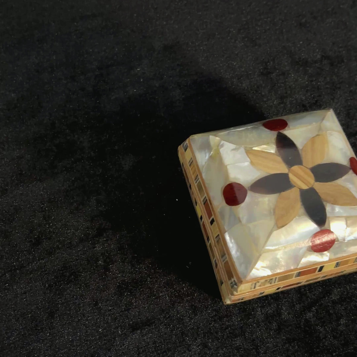 Keepsake Mu'ashak box, close-ups of the lid and the brocade interior