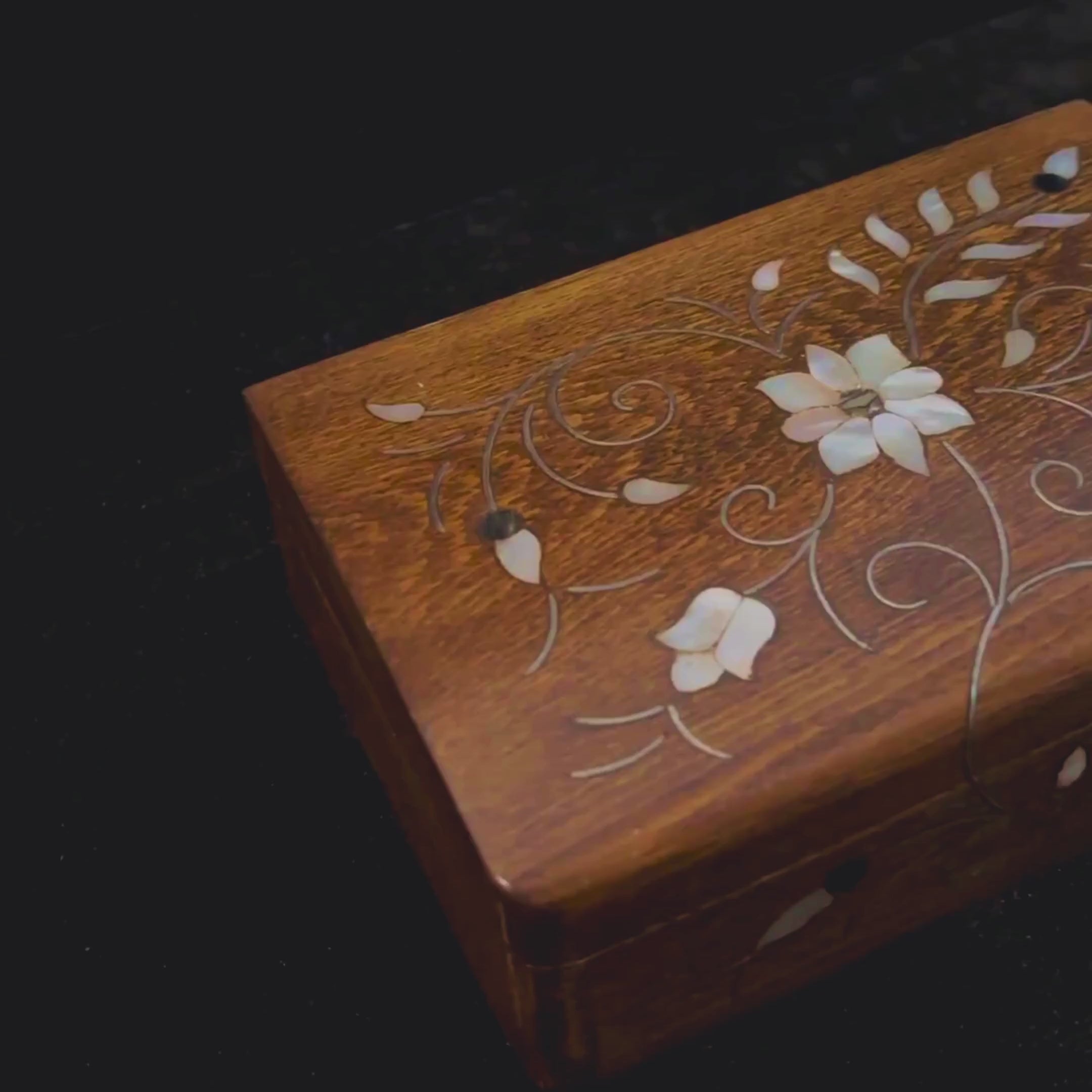 Imperial Mashghal Box video: the closed box, a close-up of the inlay and the open box