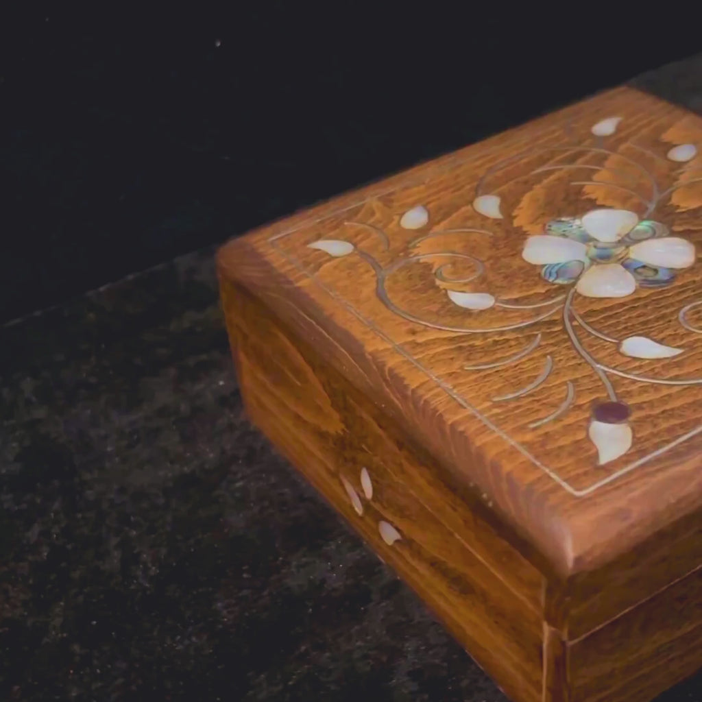 Sultan's Mashghal Box video: the closed box, a close-up of the inlay and the open box