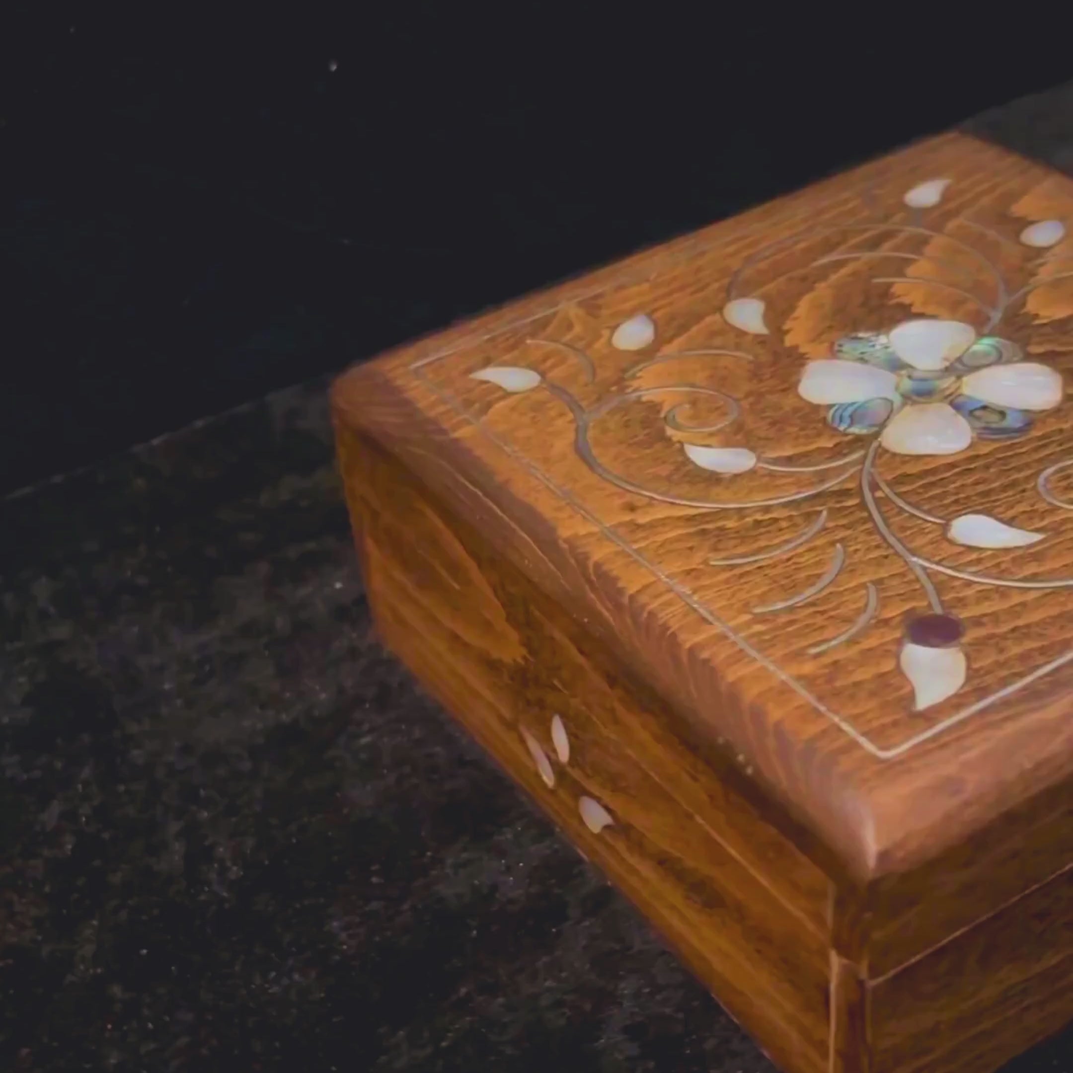 Sultan's Mashghal Box video: the closed box, a close-up of the inlay and the open box