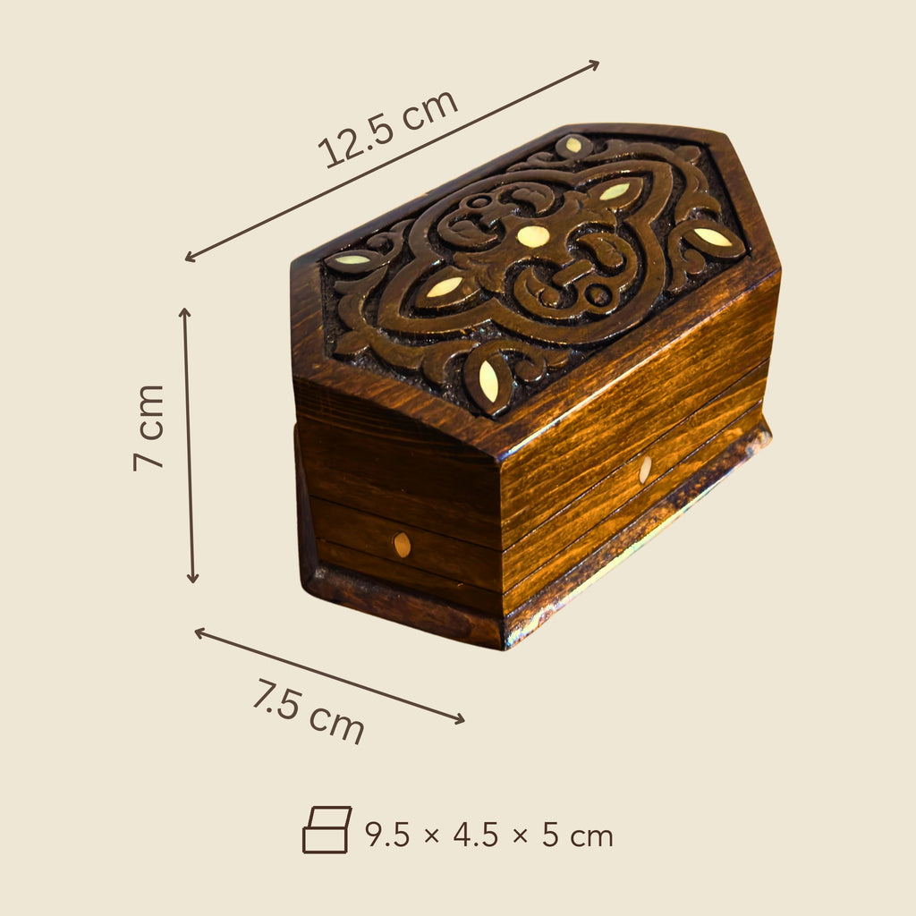 أبعاد صندوق الإرث المنحوت: من الخارج 12.5 × 7.5 × 7 سم، من الداخل 9.5 × 4.5 × 5 سم