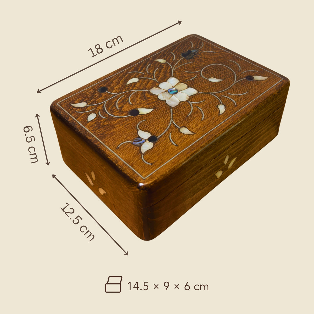أبعاد صندوق مشغل الباحة: من الخارج 18 × 12.5 × 6.5 سم، من الداخل 14.5 × 9 × 6 سم